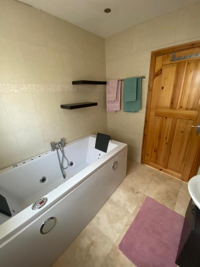 Town Villa With Charming Garden, Bbq Area & Sleeps 6 Cashel  Extérieur photo