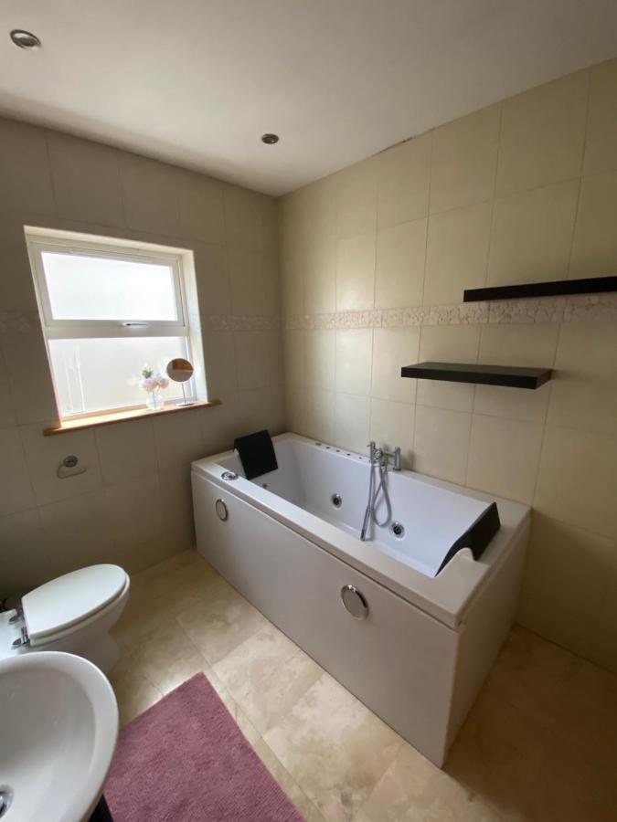 Town Villa With Charming Garden, Bbq Area & Sleeps 6 Cashel  Extérieur photo